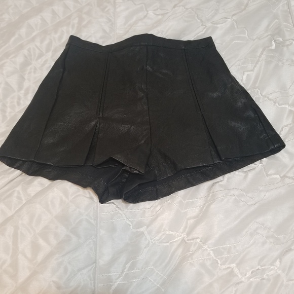 Minkpink faux leather short shorts - Picture 2 of 5